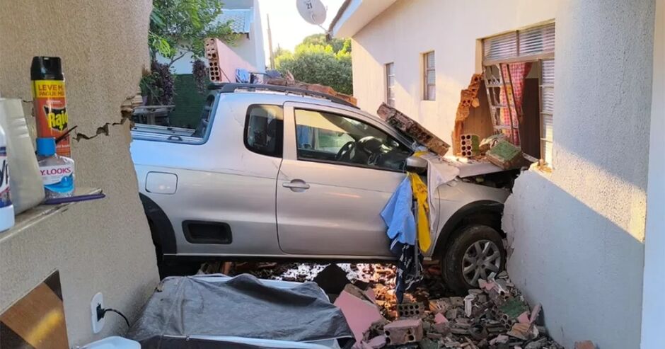 Carro desgovernado derruba muro e parede de casa e deixa três feridos em Fátima do Sul 