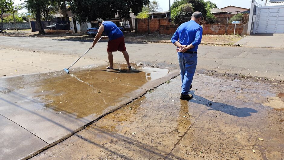 Moradores limpam sangue do local do crime