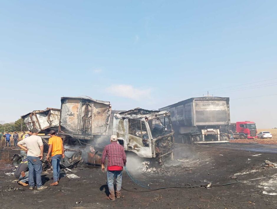 Colisão deixou os dois veículos incendiados