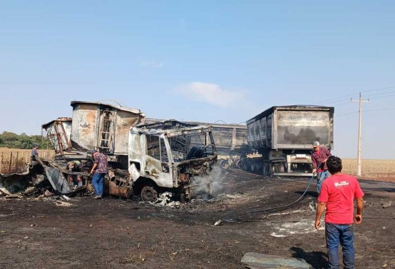 Motorista sobrevivente de acidente fatal em Dourados saltou da antes de carreta pegar fogo