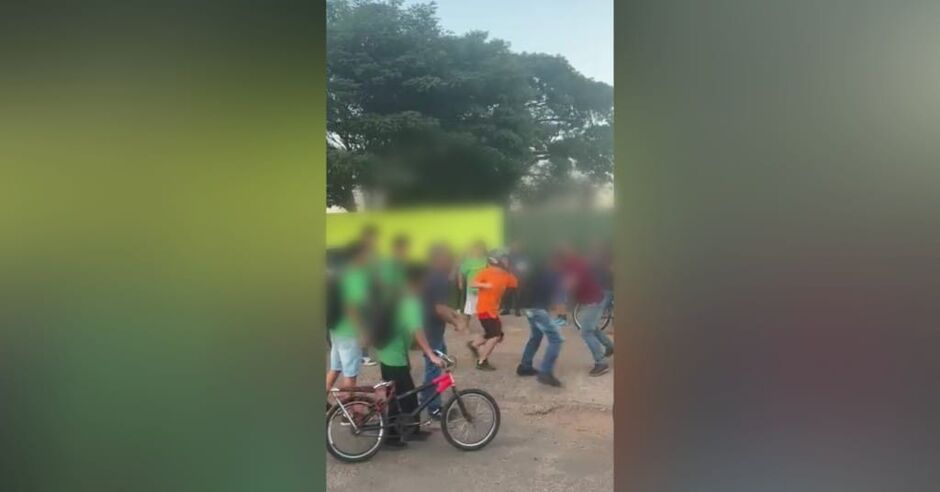 Confusão em frente a escola ocorreu na tarde desta quarta-feira