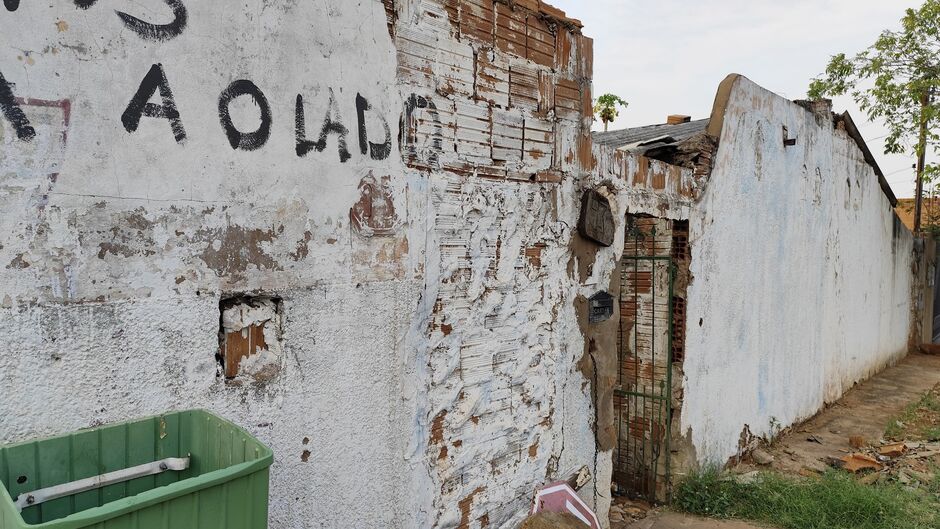 Jovem teria conseguido se levantar, cambaleou até a porta e já caiu ao chão, onde morreu