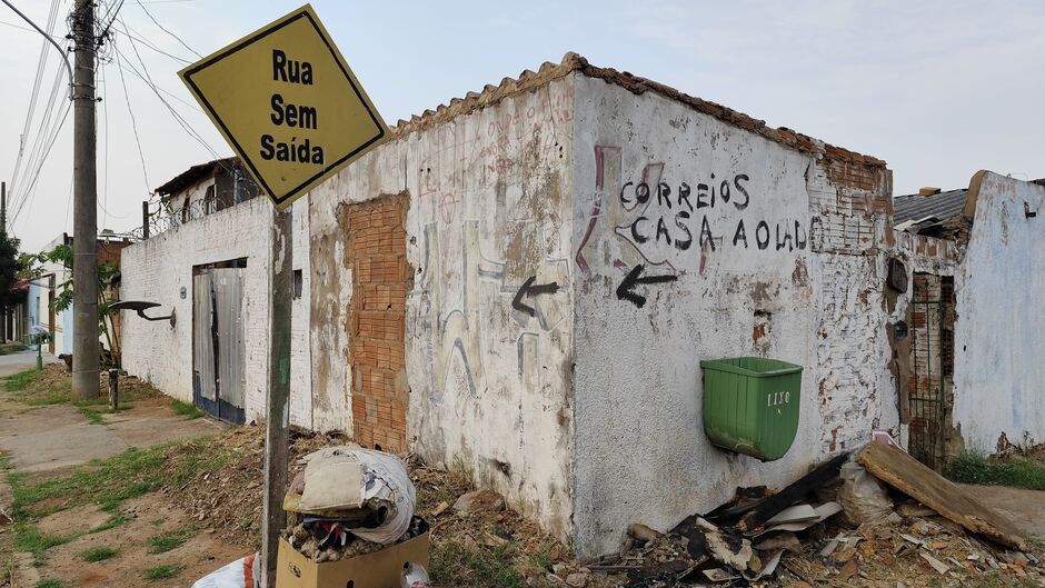 Jovem teria conseguido se levantar, cambaleou até a porta e já caiu ao chão, onde morreu