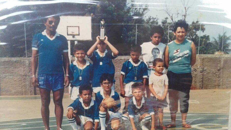 Pelezinho chegou com o sobrinho a algumas crianças que ele treinava