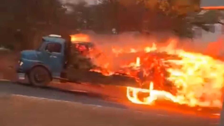 Caminhão foi tomada pelas chamas