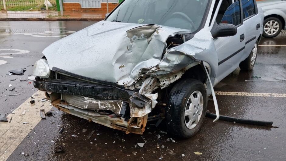 Corsa ficou com a frente destruída