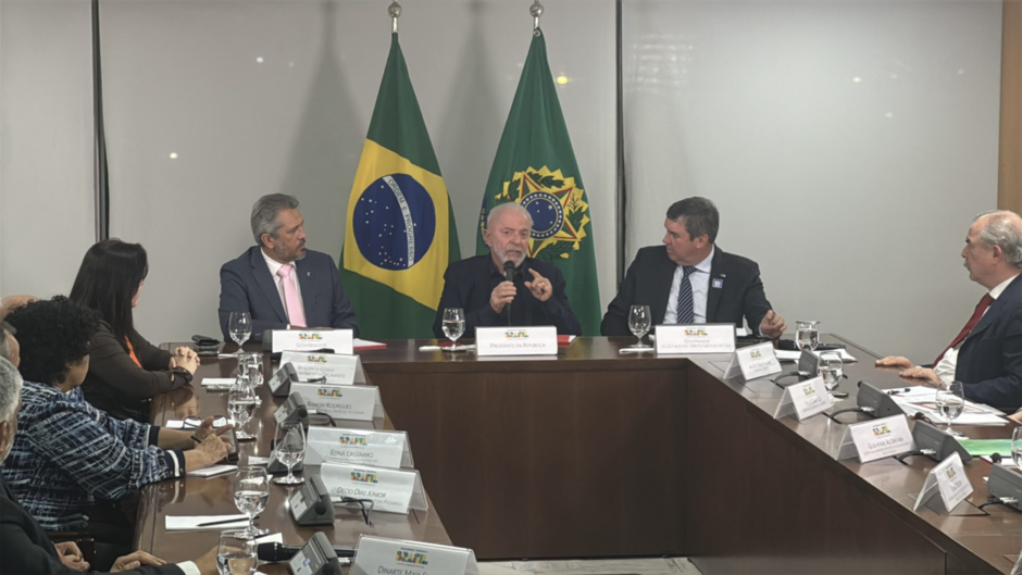 Além de Eduardo Riedel, a assinatura contou com a presença do presidente da República, do presidente do BNDES, da ministra Simone Tebet e do governador do Ceará