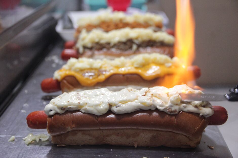 Todos os cachorros-quentes são gourmet, têm 23 cm e vêm com batata chips, maionese da casa e muçarela flambada