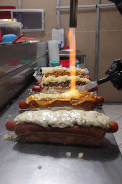 Todos os cachorros-quentes são gourmet, têm 23 cm e vêm com batata chips, maionese da casa e muçarela flambada