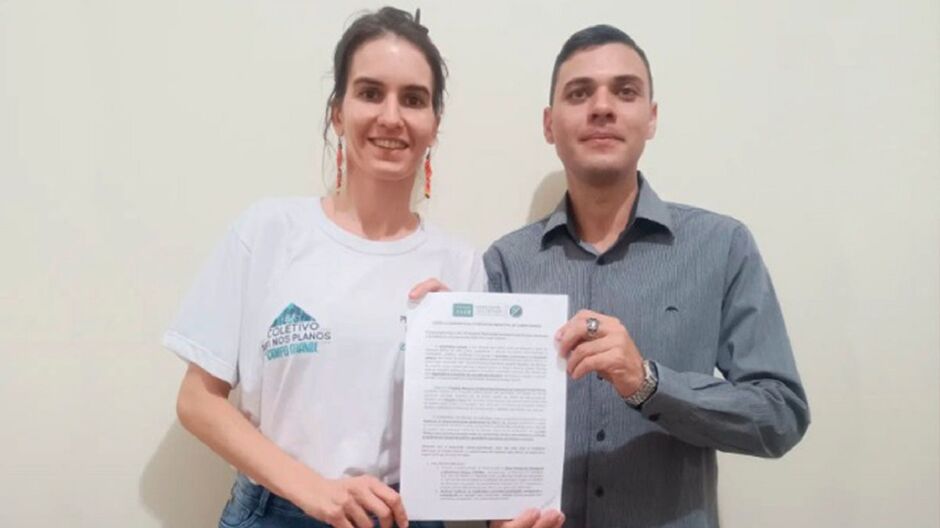 Candidato entrega carta de comprimisso para entidade