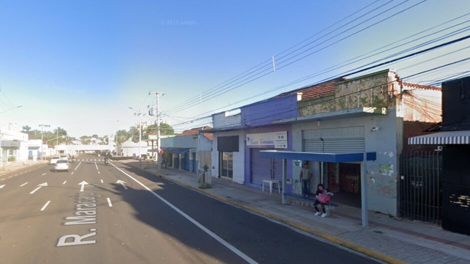 Ele estava no ponto de ônibus na Rua Maracaju