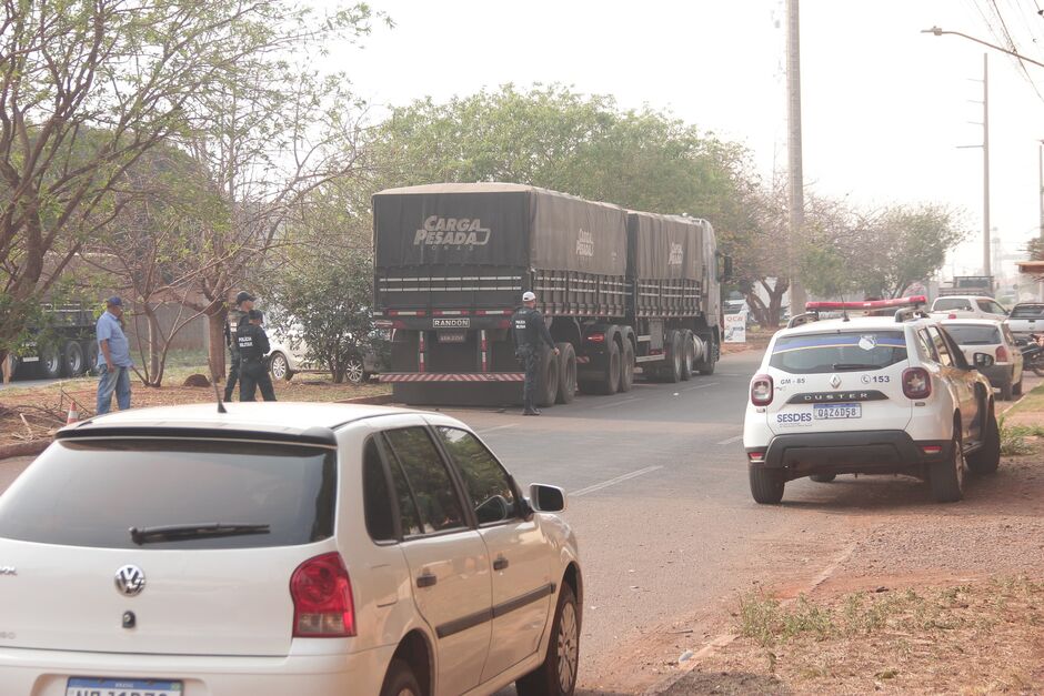 Carreta estava parada para entrar em uma empresa e motociclista colidiu em sua traseira