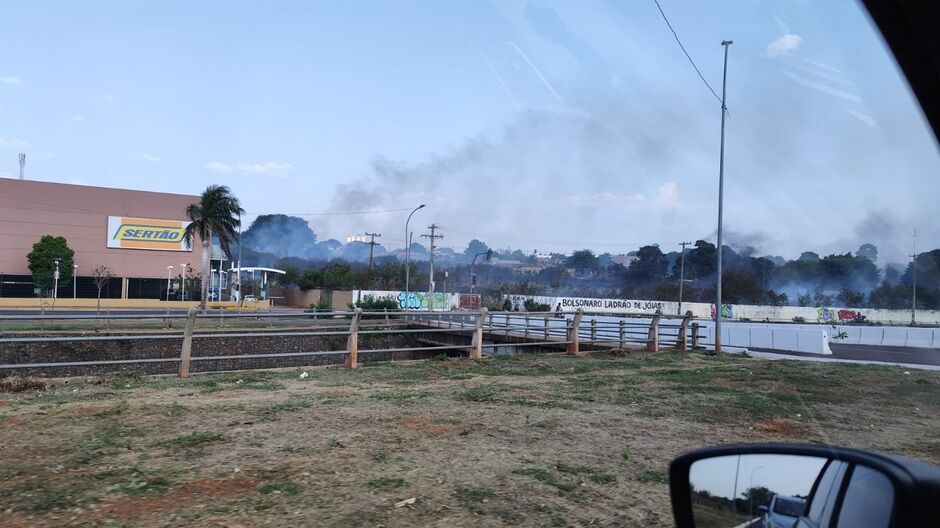 Moradores viveram desespero com terreno em chamas