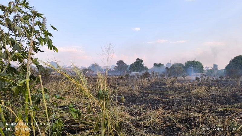 Moradores viveram desespero com terreno em chamas