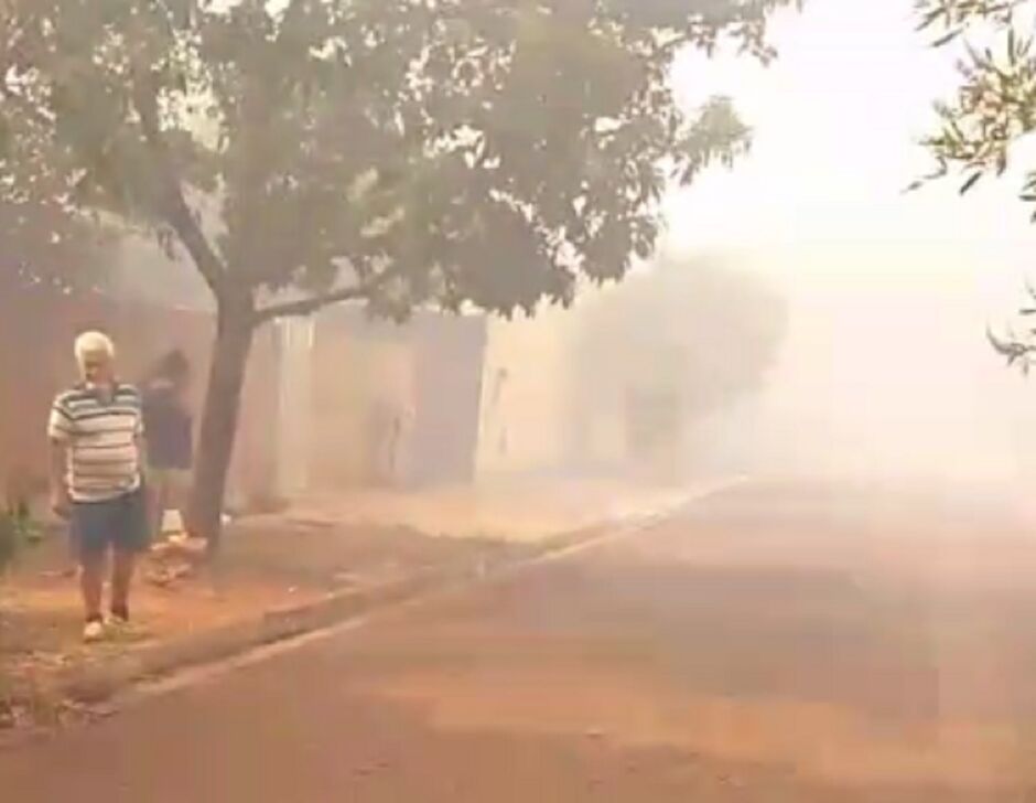 Moradores viveram desespero com terreno em chamas