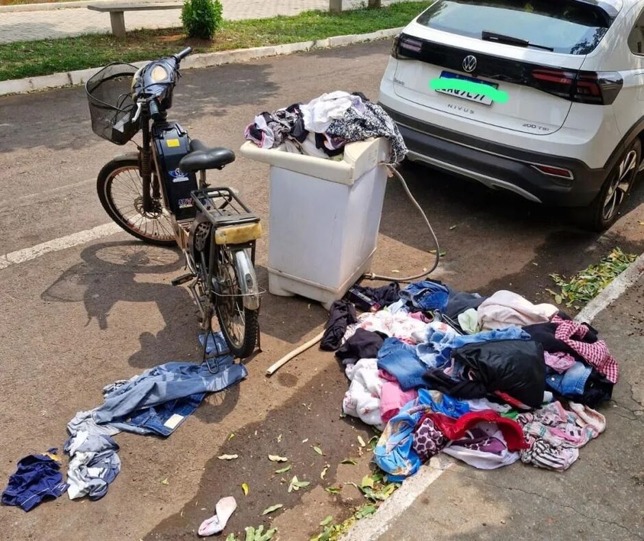 Homem jogou todos pertences da mulher na rua