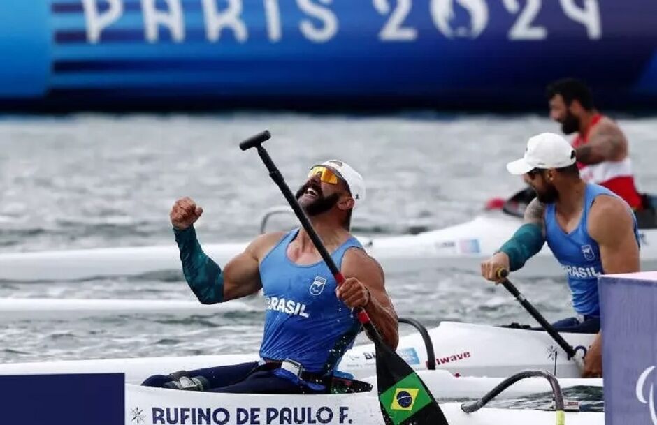 Fernando Rufino comemora após conquistar o ouro na canoagem