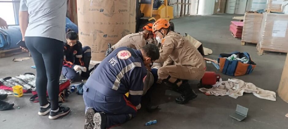 Trabalhador sendo socorrido pelos bombeiros e socorristas do Samu