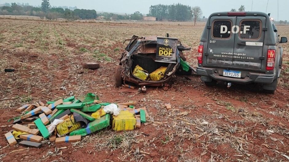 Veículo ficou totalmente destruído no acidente