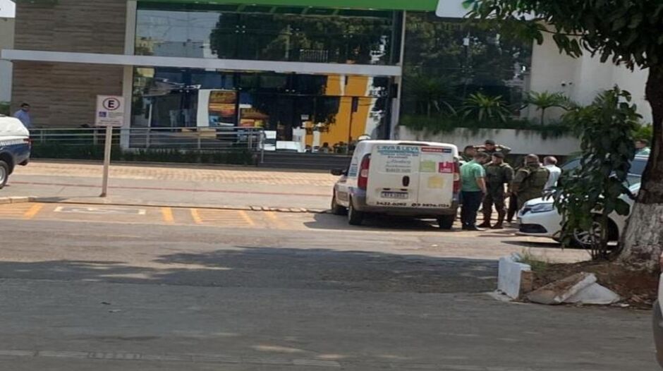 Bandidos levaram malote assim que funcionários estacionaram o veículo na agência