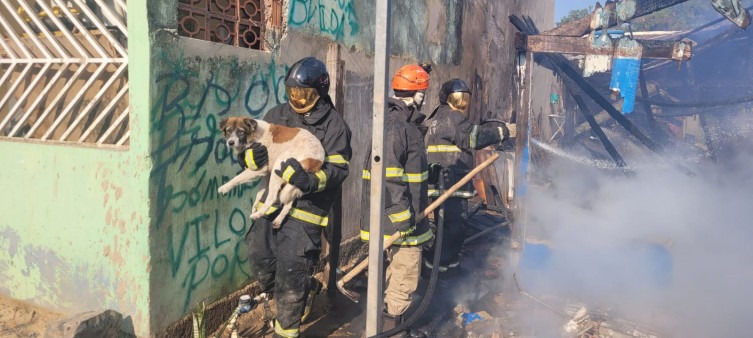 Fogo destrói casa e atinge mais duas residências em Corumbá 