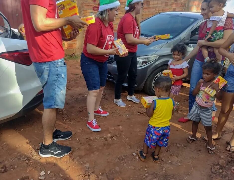 Bombons são distribuídos em bairros de Campo Grande