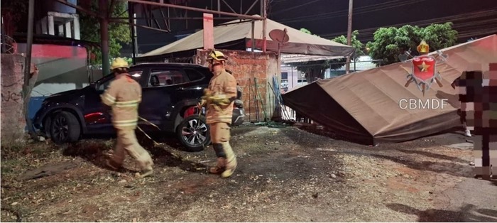 Veículo atropela 3 em quiosque e derruba muro de escola no DF