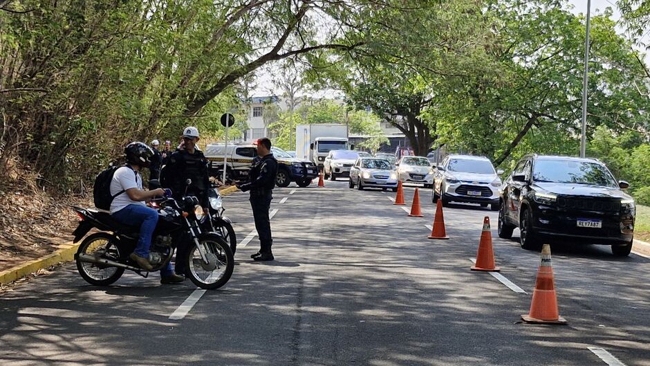 Durante a ação, os motoristas e motociclistas são orientados sobre a segurança no trânsito