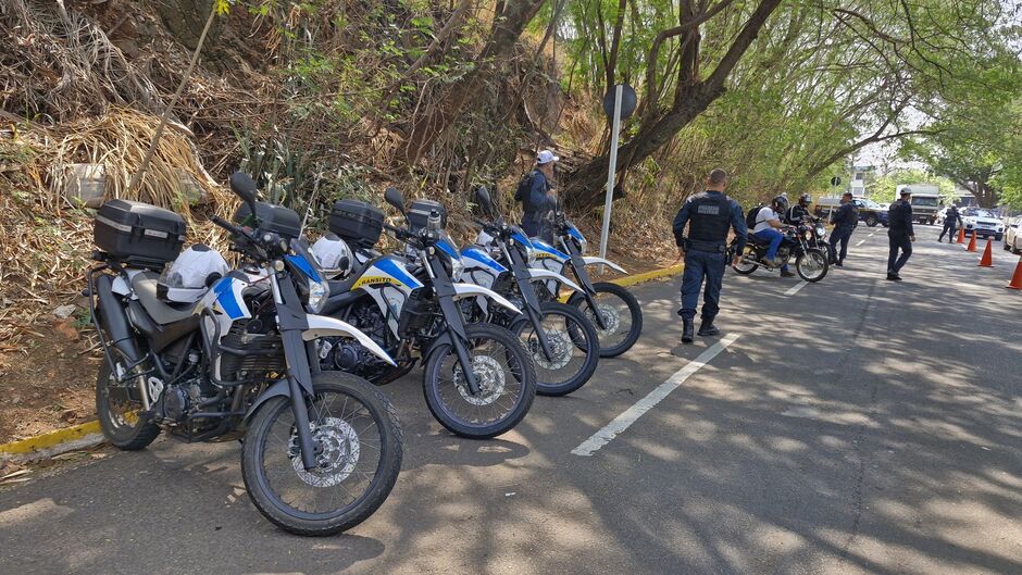 Durante a ação, os motoristas e motociclistas são orientados sobre a segurança no trânsito