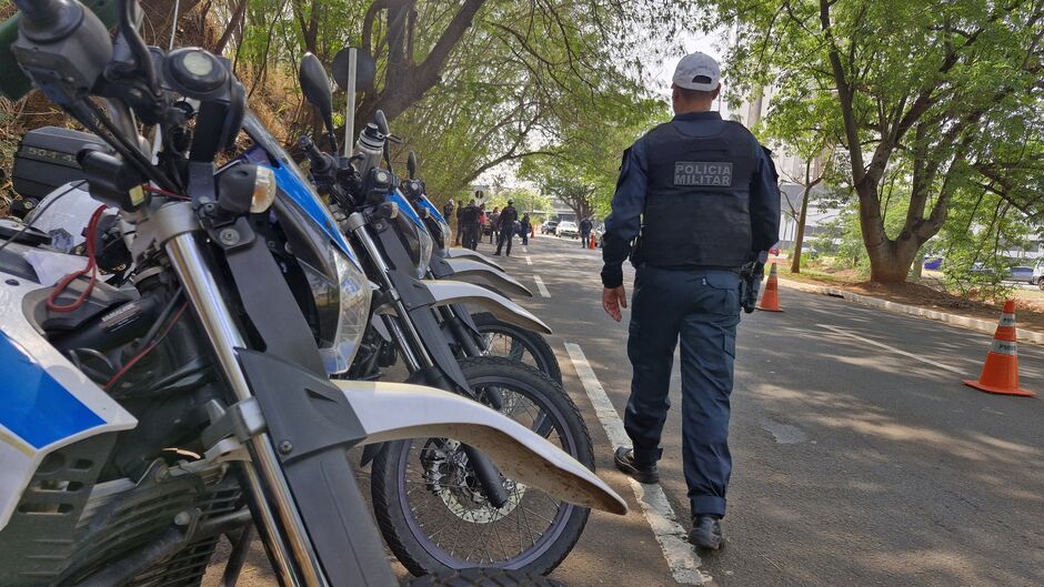 Durante a ação, os motoristas e motociclistas são orientados sobre a segurança no trânsito