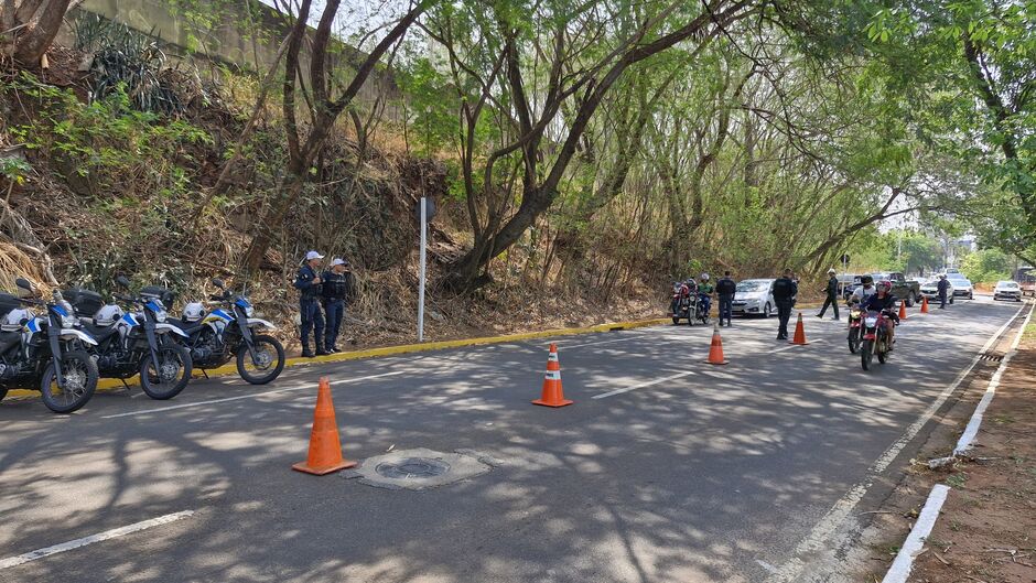 Durante a ação, os motoristas e motociclistas são orientados sobre a segurança no trânsito