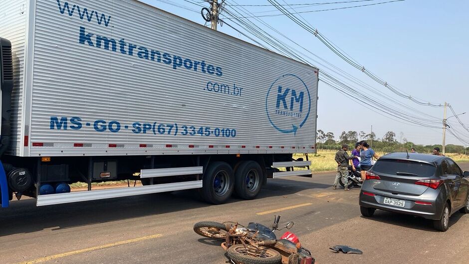 Moradores próximos acionaram o socorro e seguraram um lençol sobre a vítima