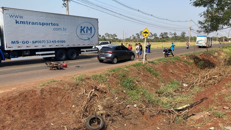 Moradores próximos acionaram o socorro e seguraram um lençol sobre a vítima