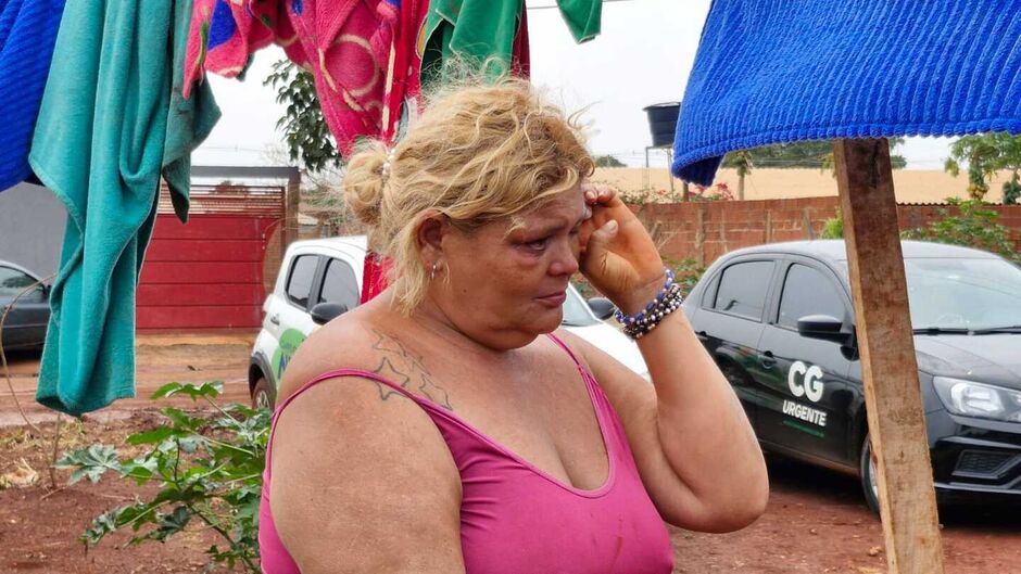 'Desesperador'. Família tem casa destruída pro chuva e ventania no Jardim Inápolis