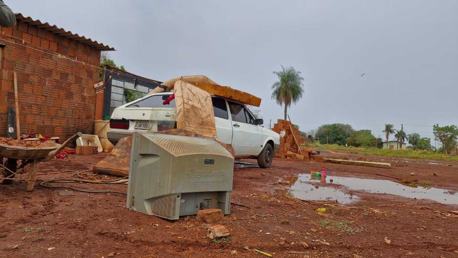 'Desesperador'. Família tem casa destruída pro chuva e ventania no Jardim Inápolis