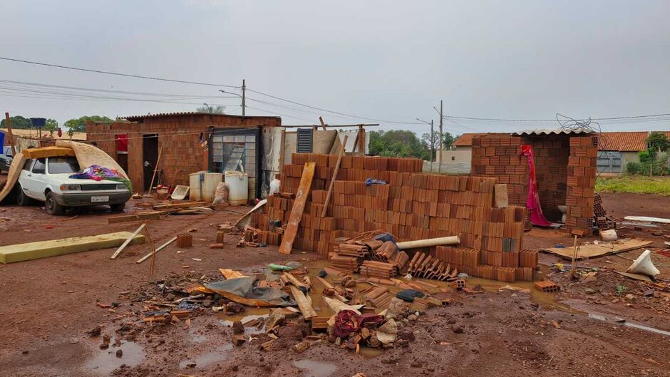 'Desesperador'. Família tem casa destruída pro chuva e ventania no Jardim Inápolis