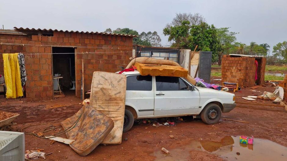 'Desesperador'. Família tem casa destruída pro chuva e ventania no Jardim Inápolis