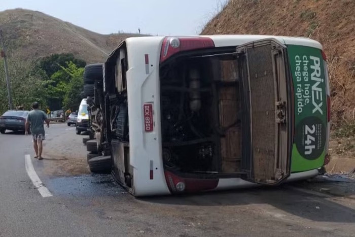 Ônibus de time de futebol americano tomba e deixa 3 mortos no Rio