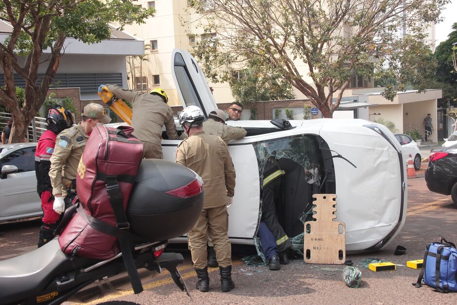 Carro capota durante acidente com outro veículo em cruzamento no Centro de Campo Grande