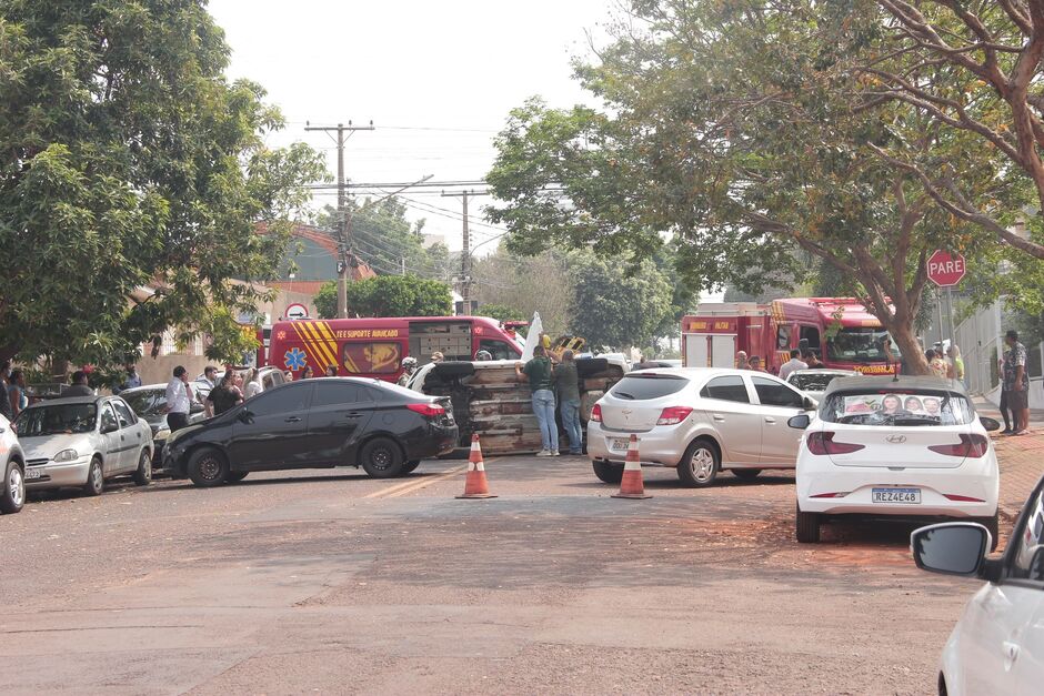 Carro capota durante acidente com outro veículo em cruzamento no Centro de Campo Grande