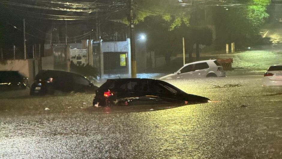 As cenas impressionam e foram filmadas por motoristas que optaram por não seguir viagem