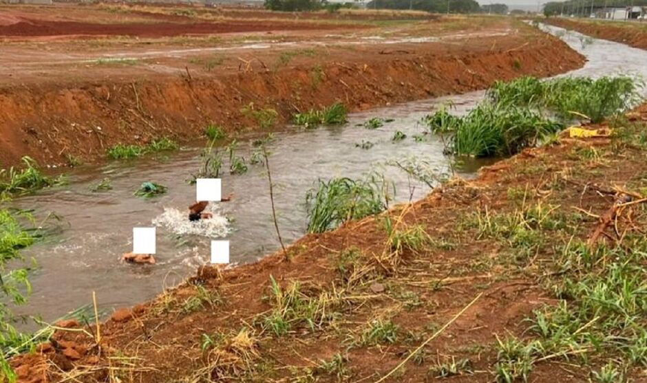 Garotos ignoram risco de correnteza forte em valão 