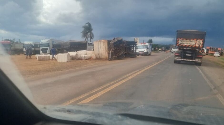 Carreta tombou nas margens da rodovia