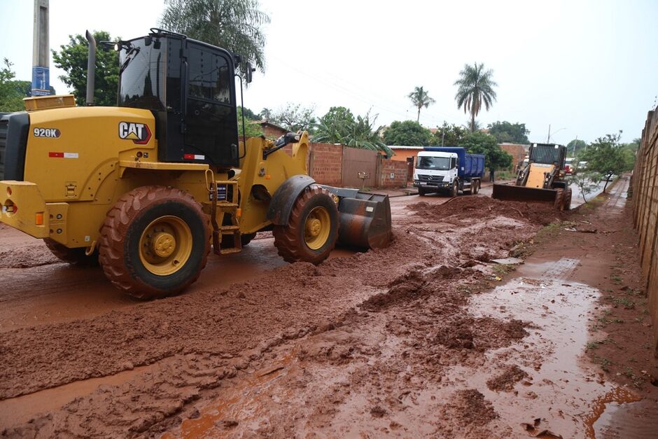 Prefeitura colocou maquinário nas ruas após tempestade 