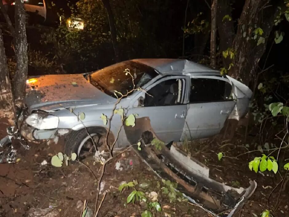 Carro ficou completamente destruído