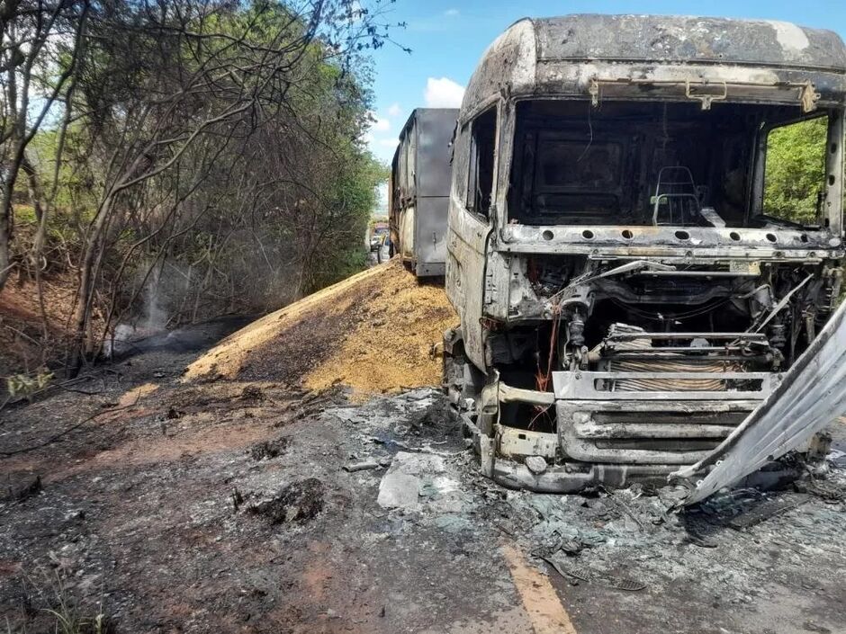 Carreta ficou completamente destruída