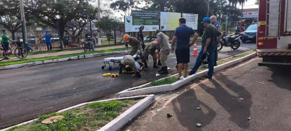 Vítima sendo socorrida pelos bombeiros