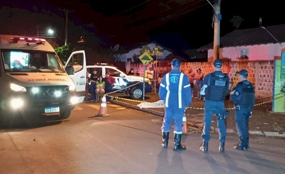 Policiais e socorrista no local onde rapaz foi morto a tiros em Itaporã 