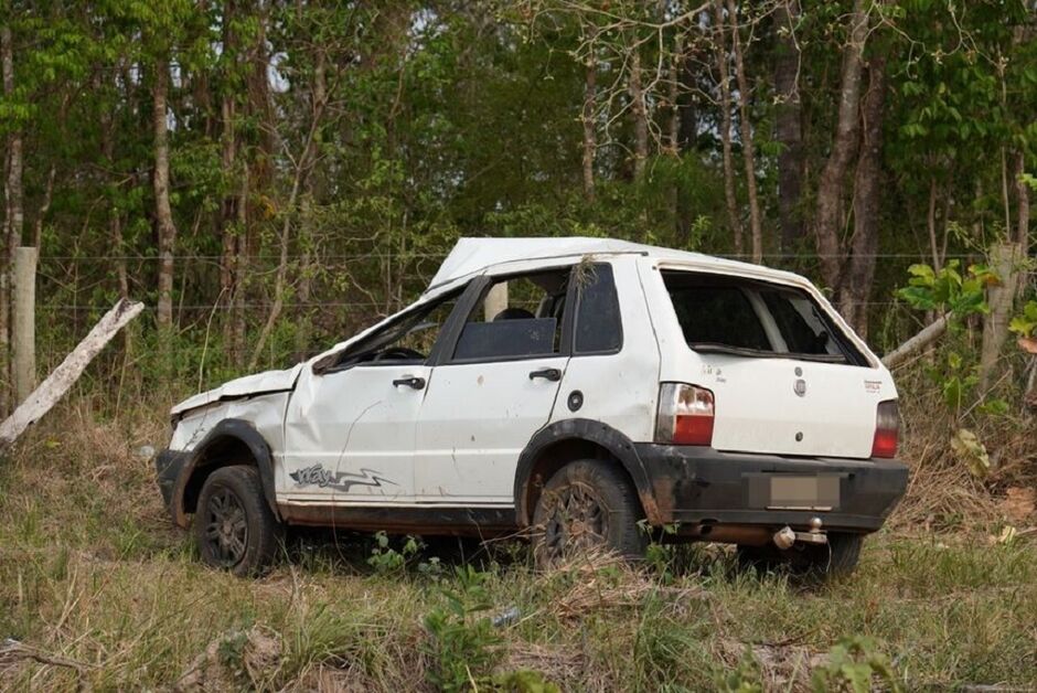 Veículo ficou bastante destruído