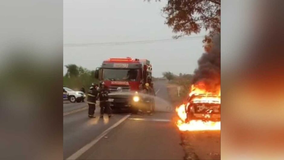 Carro foi destruído pelas chamas 